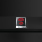 Многофункциональная варочная панель SMEG PGF32C представлена в эффектном сочетании черной стеклокерамики и матовой нержавеющей стали.